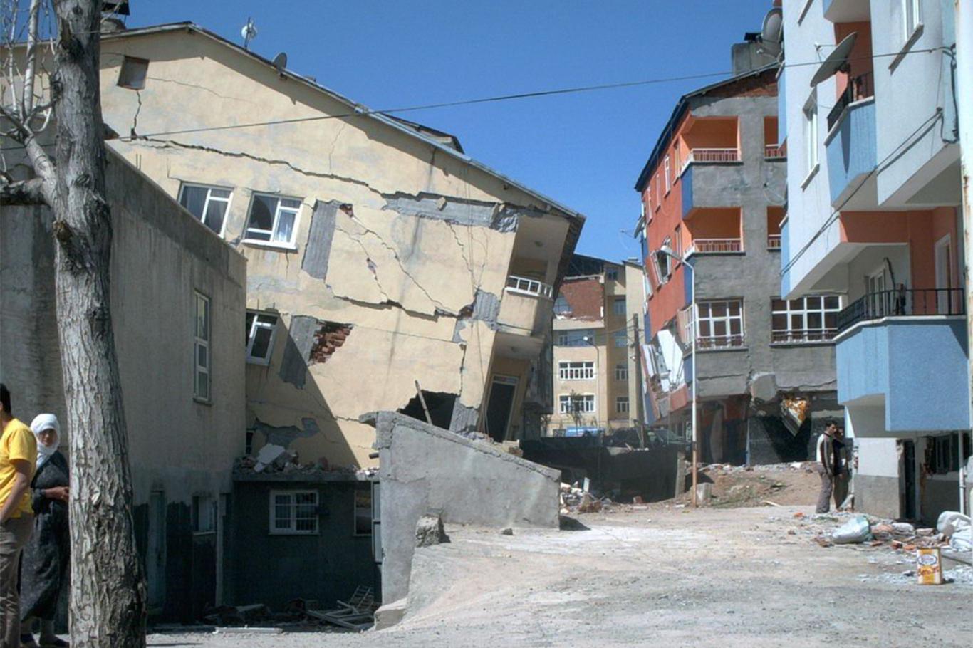 Bingöl’de meydan gelen depremlerde bin 538 kişi hayatını kaybetti